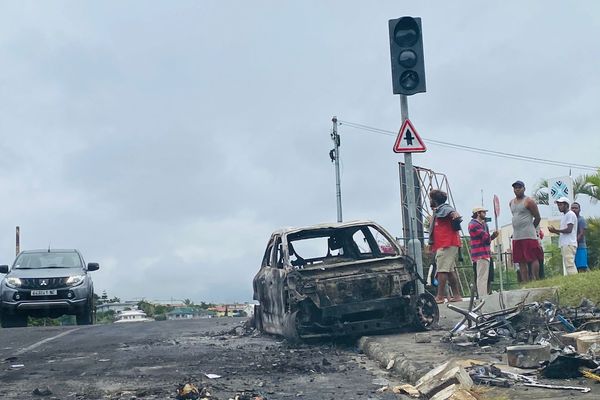 Voiture calcinée en Nouvelle-Calédonie alors que des violentes émeutes secouent le territoire depuis le 13 mai 2024