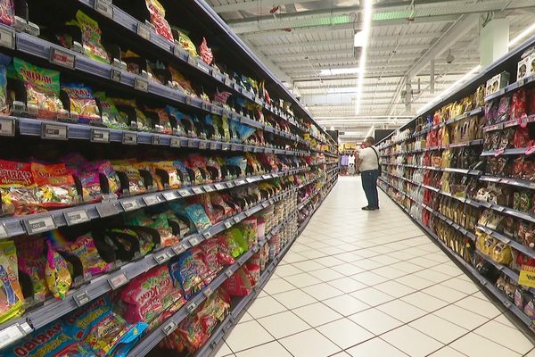 Dans le rayon confiseries d'un hypermarché calédonien.