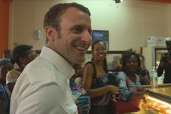 Emmanuel Macron dans une pâtisserie du patrimoine martiniquais à Fort-de-France