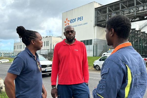 Des salariés d'EDF PEI, devant la centrale de la Pointe Jarry, 25 septembre 2024