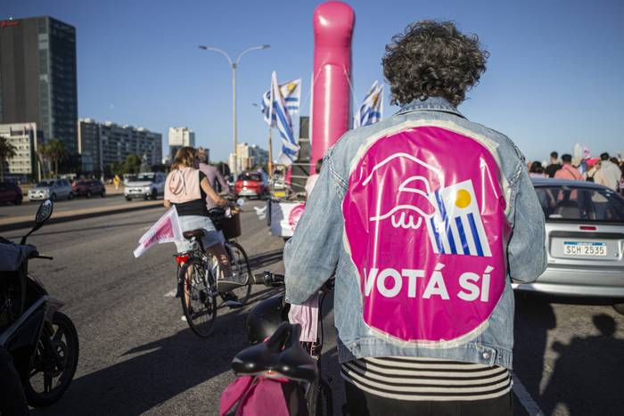 Actividad por el Si en la Rambla de Montevideo (archivo, marzo de 2022). · Foto: .