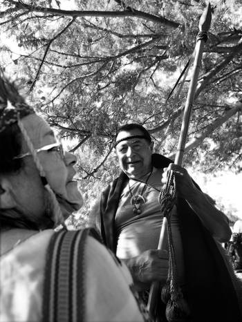 Participantes del acto conmemorativo del 180º aniversario de Salsipuedes, ayer,
en el monumento a los Charrúas en el Prado de Montevideo. · Foto: Nicolás Celaya