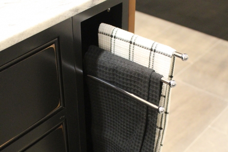 Pull-Out Towel Rack