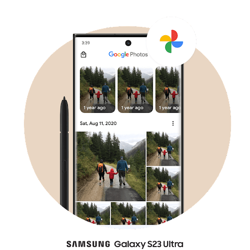 A tela de um smartphone Android com o Google Fotos aberto mostra uma grade de fotos e o logotipo do Google Fotos no canto superior direito.