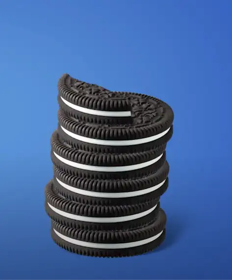 Primer plano de una galleta Oreo sobre un fondo azul