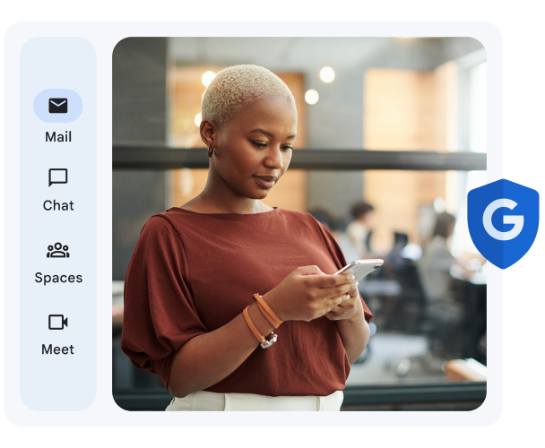 مستخدمة تتصفّح Google Workspace على هاتفها الجوّال، وتستفيد من الحماية التي تقدّمها ميزة الأمان في Google Workspace