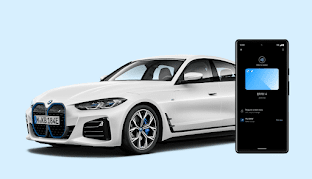 Dijital araba anahtarını gösteren BMW i4 ve Android telefon.