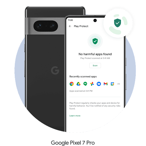 Das Display eines Google Pixel 7 Pro Smartphones, auf dem Google Play Protect geöffnet ist. Ein Google Play Protect-Logo ist oben rechts zu sehen. Ein leuchtender grüner Schild mit einem Häkchensymbol und die Meldung „Keine schädlichen Apps gefunden“ teilen dem Nutzer mit, dass sein Smartphone geschützt wird. Daneben ist die Rückseite eines Pixel 7 Pro Smartphones zu sehen.