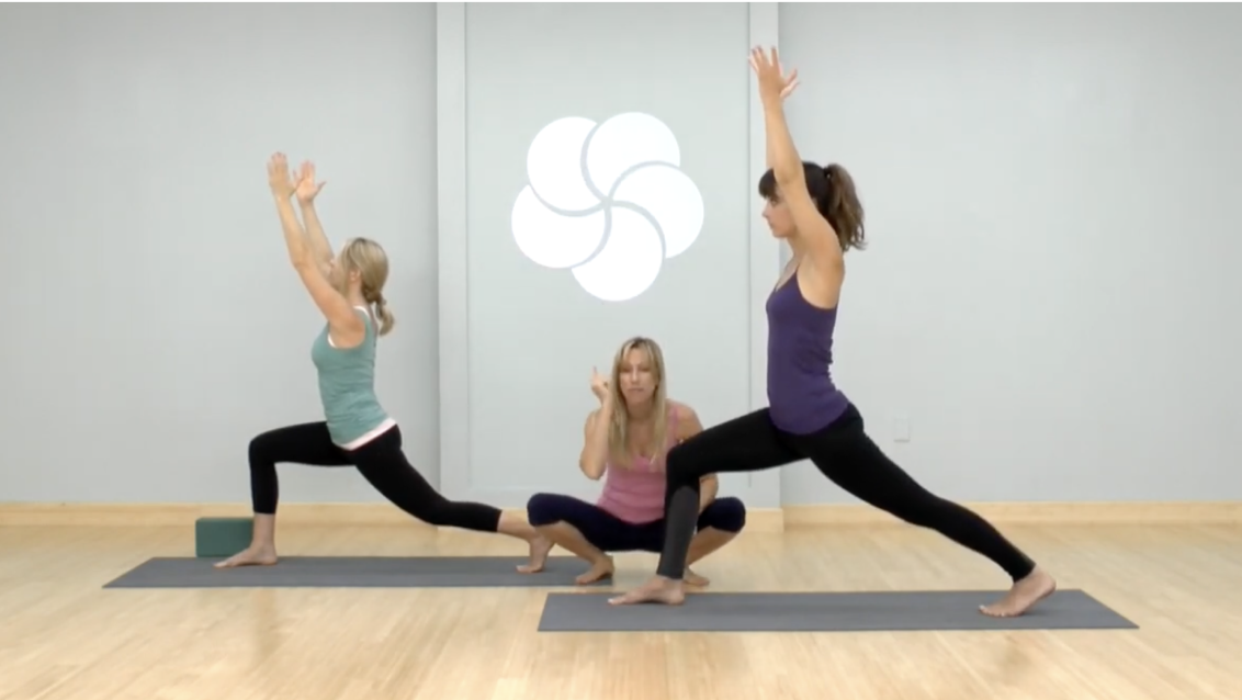 Une femme tenant la pose dans un cours de yoga 