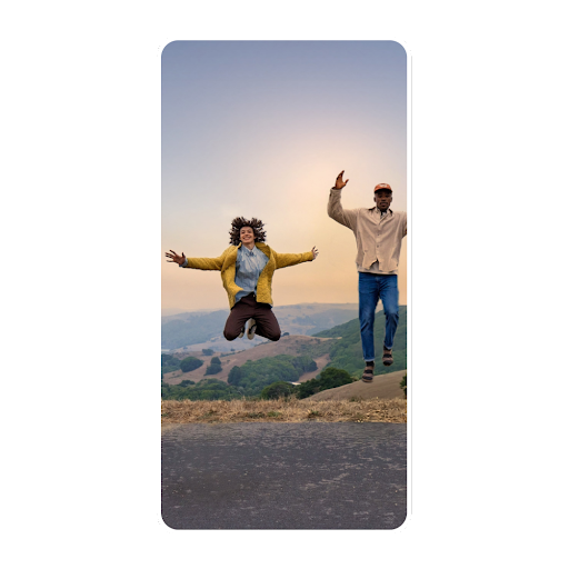 Un exemple d'interaction montrant comment un utilisateur peut repositionner les éléments d'une photo et effectuer des modifications dans Google Photos avec l'Éditeur magique. Trois personnes sautent joyeusement en l'air. Interagissez avec les zones actives pour donner au ciel un éclairage d'heure dorée et repositionnez l'une des personnes.