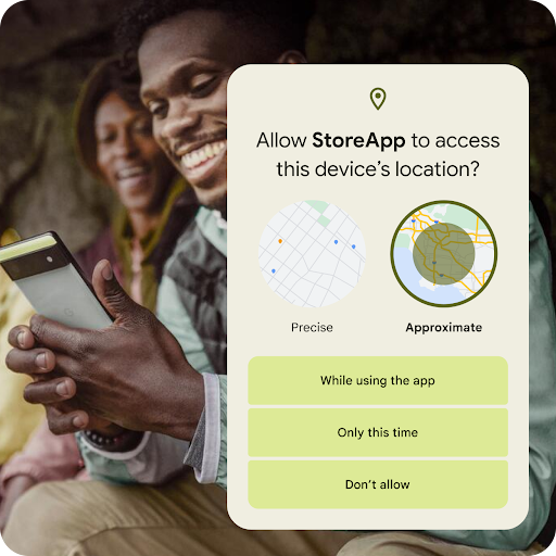 Uma imagem de um grupo de amigos sentados numa rocha ao ar livre com uma pessoa a olhar para o telemóvel Android.  Uma sobreposição gráfica que pede autorização para permitir que uma app aceda a uma localização aproximada ou exata é apresentada junto à imagem. As opções de autorização adicionais incluem permitir o acesso durante a utilização da app, apenas desta vez ou não permitir.