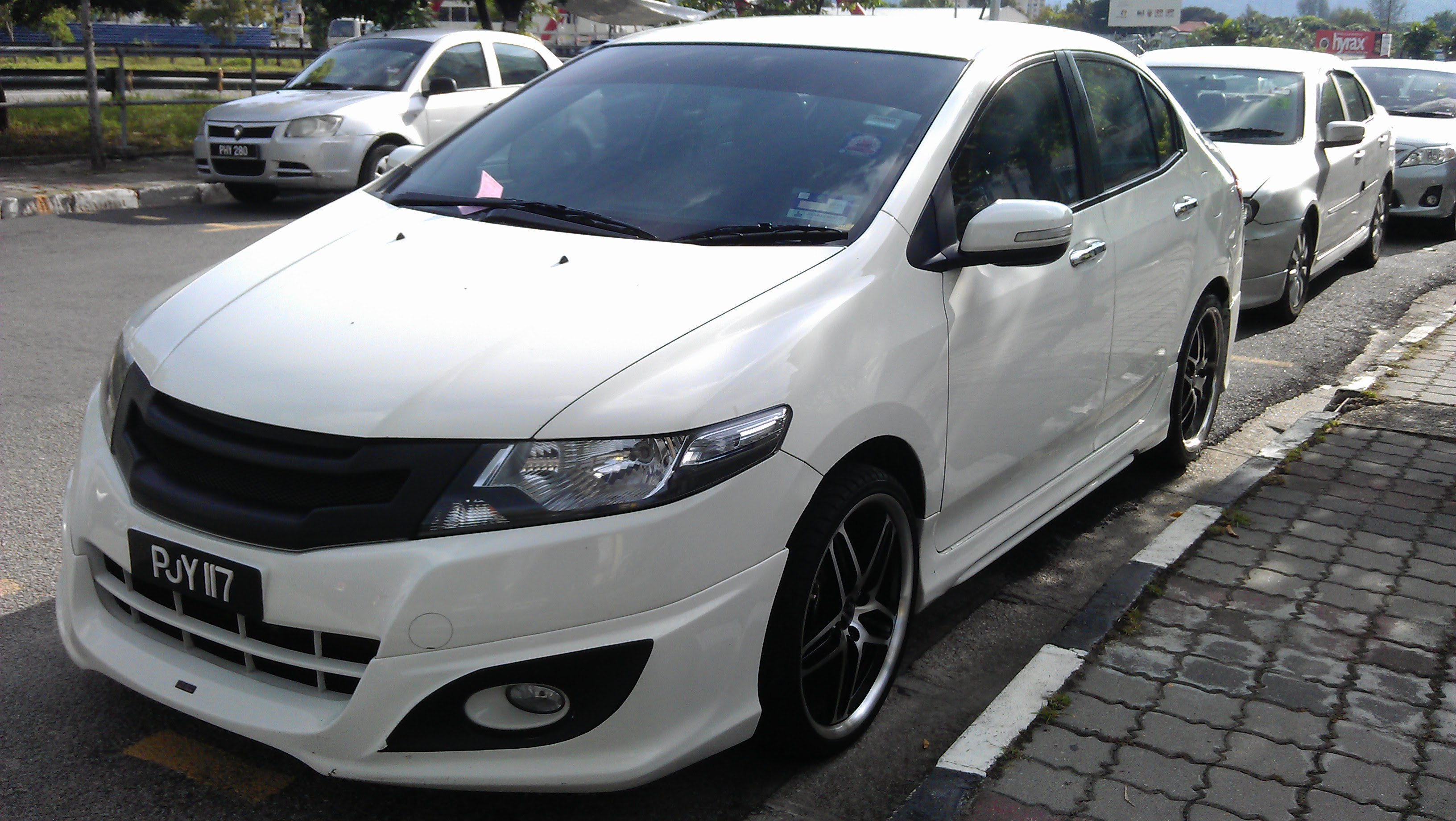 Modified White Honda City 1.5 with 18 inch wheels