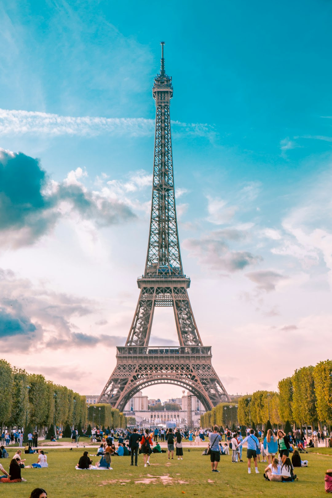 close-up photography of people near Eiffel Tower, Paris photo – Free