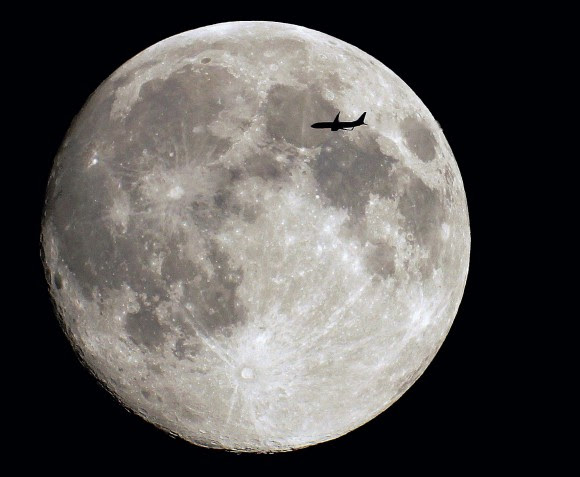 A full Moon flyby, as seen from Paris, France. Credit and copyright: Sebastien Lebrigand. 