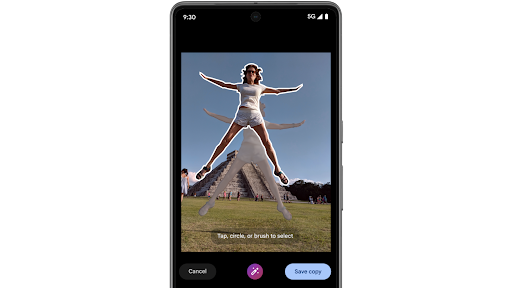 Kullanıcı, Android telefonda Google Fotoğraflar'daki Akıllı Düzenleyici'yi kullanarak fotoğrafta seçtiği bir kişinin yerini değiştiriyor. Aynı zamanda üretken yapay zeka da kişinin çıkarıldığı yerdeki boşluğu dolduruyor.
