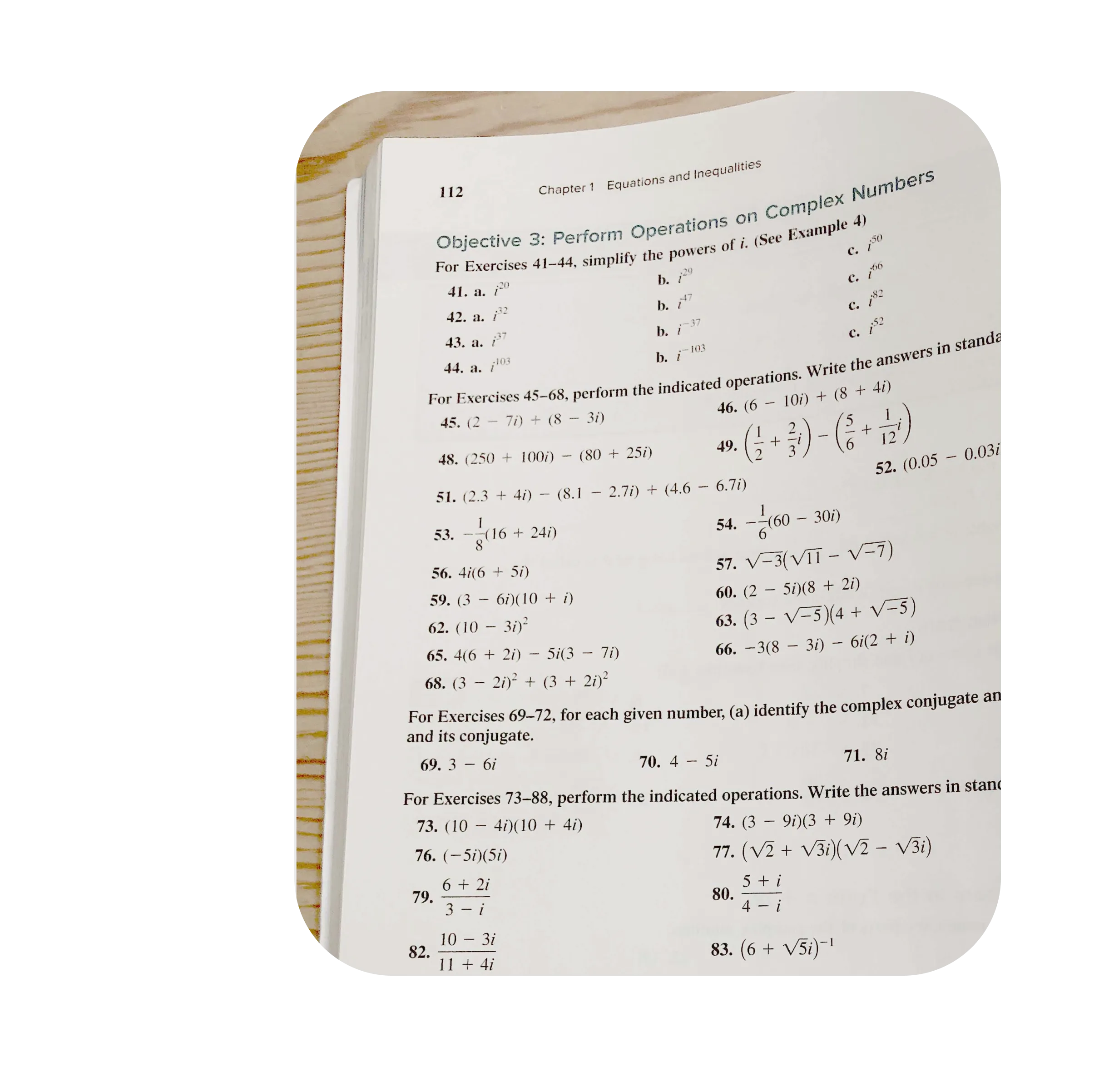 Un caso d'uso per i compiti con l'immagine di una pagina di un libro di matematica con figure, icone e riquadro dei risultati sovrapposti e un'equazione evidenziata all'interno di un rettangolo