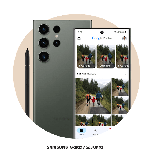 Das Display eines Android-Smartphones zeigt Google Fotos und ein Raster von kürzlich übertragenen Fotos.