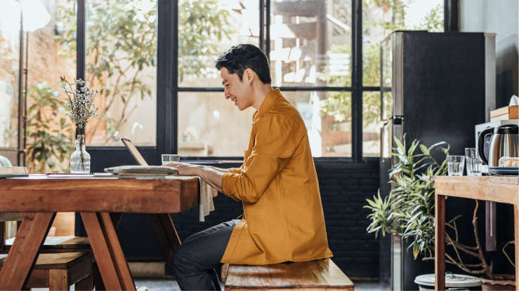 Una persona sentada en un escritorio trabajando en su laptop 