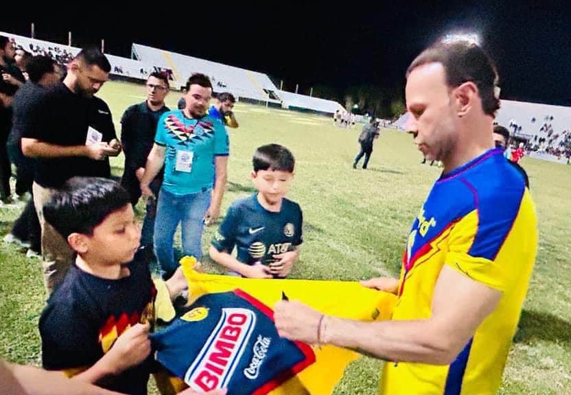 Roberto Alves “Zague firmando autógrafos a la afición.