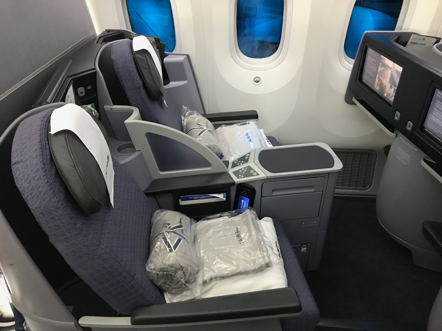 Review: United Airlines 787-9 Business Class Singapore to Los Angeles ...