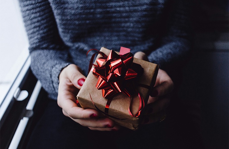 hands holding a gift