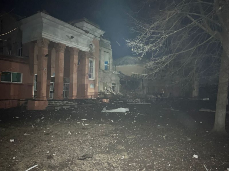 El ejército ruso realizó un ataque con misiles contra Kramatorsk durante la noche, destruyendo una escuela