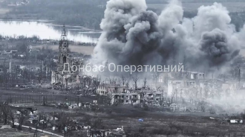 Explosiones en Novomykhailivka tras un bombardeo