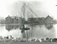 Fra Landbrukshøyskolen (1854-1859). Økonomibygningen til venstre er året før ombygget etter Ole Sverres tegninger. Foto: Hulda Szacinski/Oslo Museum (1898).