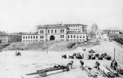 Møllergata 19 under bygging i 1866, før arkadene var på plass. Foto: Holmsen/Arbeiderbevegelsens arkiv og bibliotek (1866).