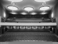 Salen i Saga kino, med losjer bakerst. Foto: Leif Ørnelund/Oslo Museum (1957).