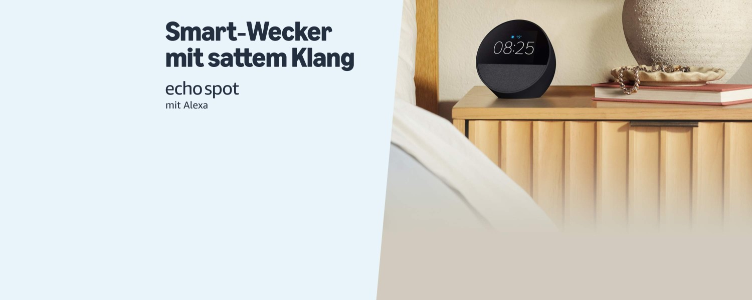 Ein schwarzer Echo Spot auf einem Nachttisch mit einer Lampe, einem Buch und einer Ablageschale. Überschrift: Der neue Echo Spot. Smarter Wecker mit sattem Klang und Alexa.