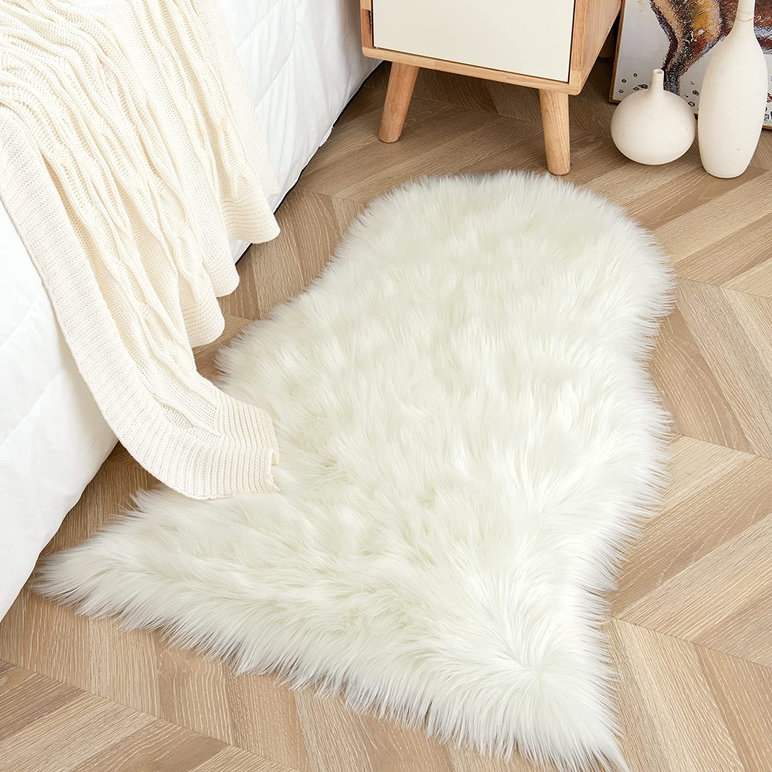 YIHAIC Faux Fur Sheepskin Style Rug,Faux Fleece Fluffy Area Rugs Seat Pad Anti-Skid Yoga Carpet for Living Room Bedroom Sofa Floor(White,75 x 120cm)