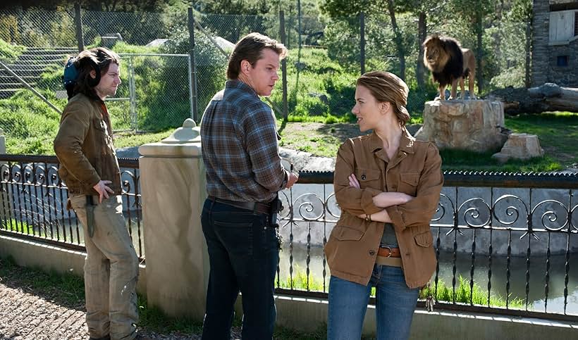 Matt Damon, Patrick Fugit, Scarlett Johansson, Crystal the Monkey, and Felix in We Bought a Zoo (2011)