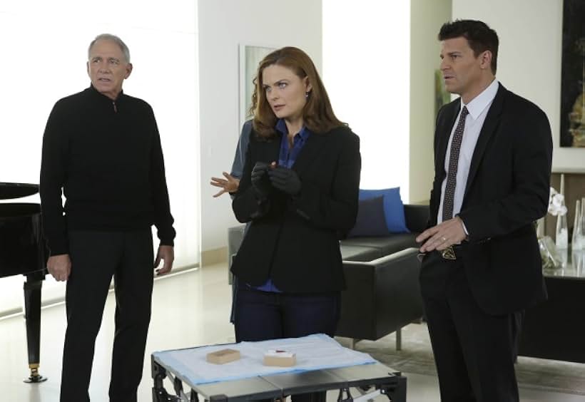 David Boreanaz, Emily Deschanel, and John Getz in Bones (2005)