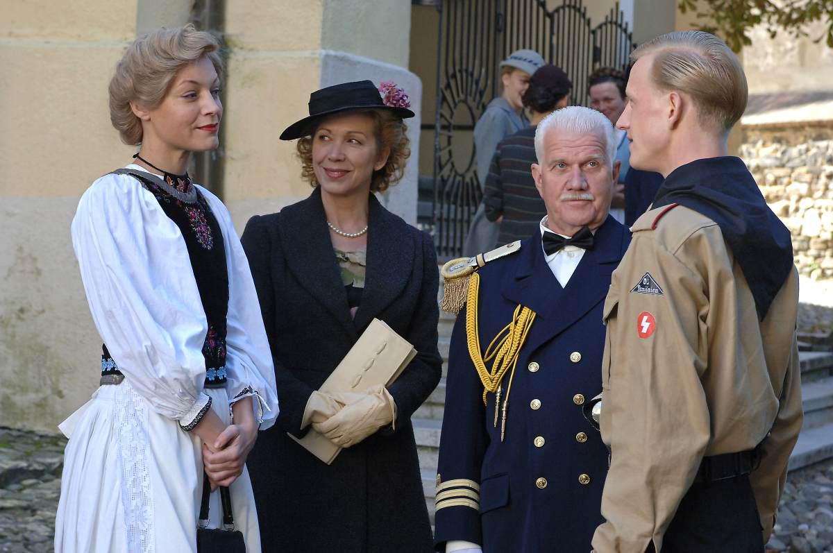 Victoria Cocias, Marion Mitterhammer, Werner Prinz, and David Zimmerschied in The Beheaded Rooster (2007)