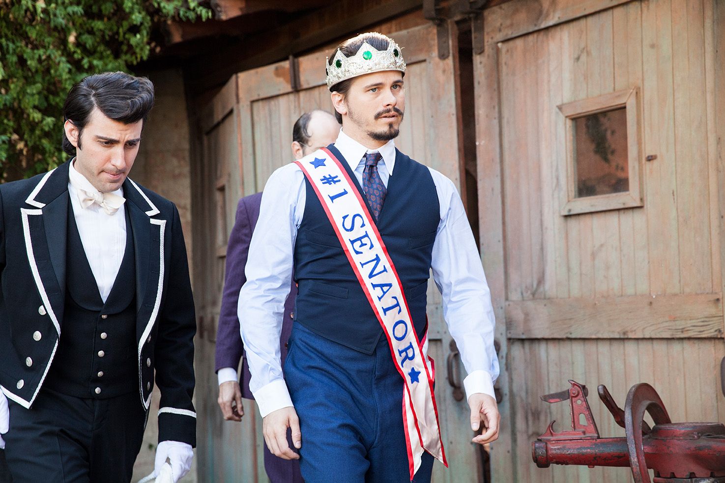 Jason Ritter and Armen Weitzman in Another Period (2013)