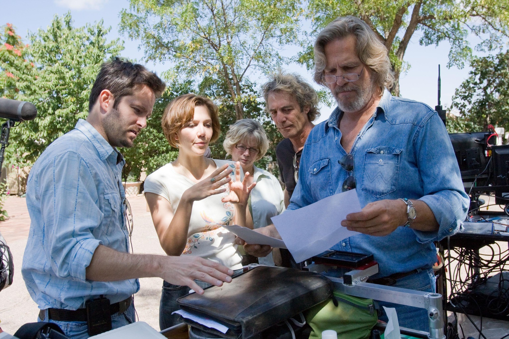 Jeff Bridges, Scott Cooper, and Maggie Gyllenhaal in Crazy Heart (2009)