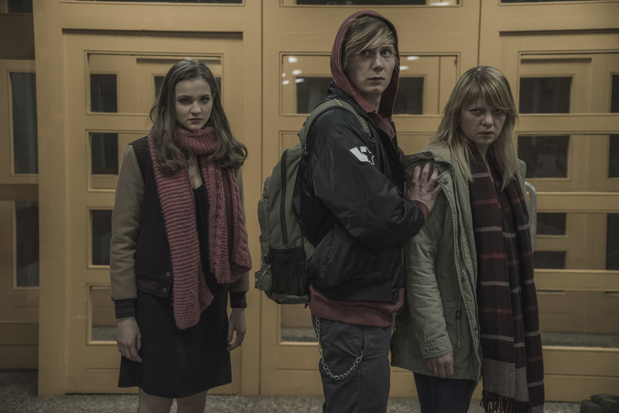 Jördis Triebel, Moritz Jahn, and Lisa Vicari in Dark (2017)