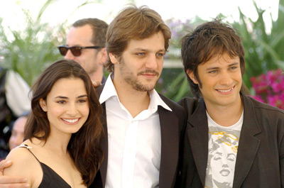 Rodrigo de la Serna, Gael García Bernal, and Mía Maestro at an event for The Motorcycle Diaries (2004)