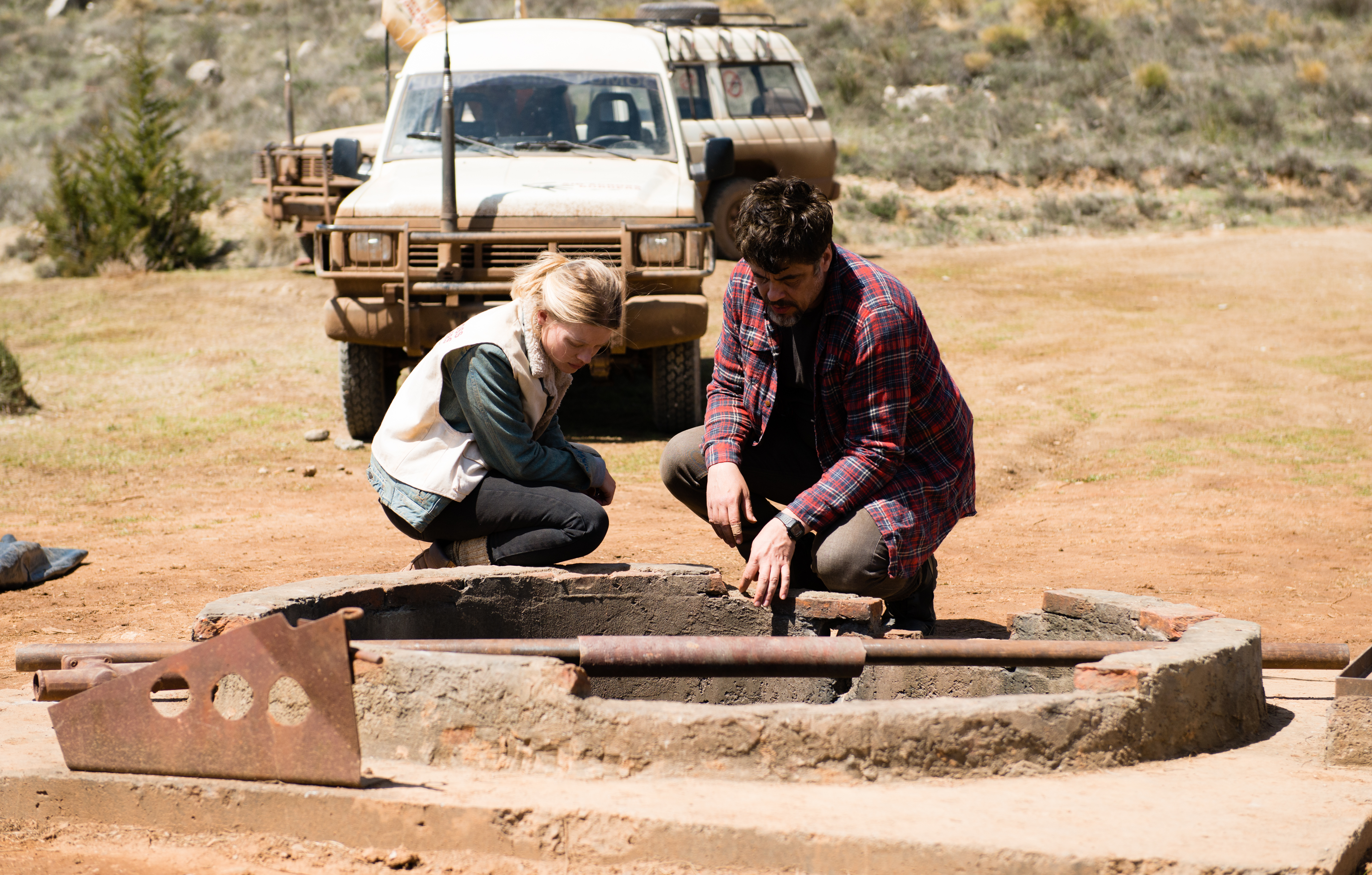 Benicio Del Toro and Mélanie Thierry in A Perfect Day (2015)