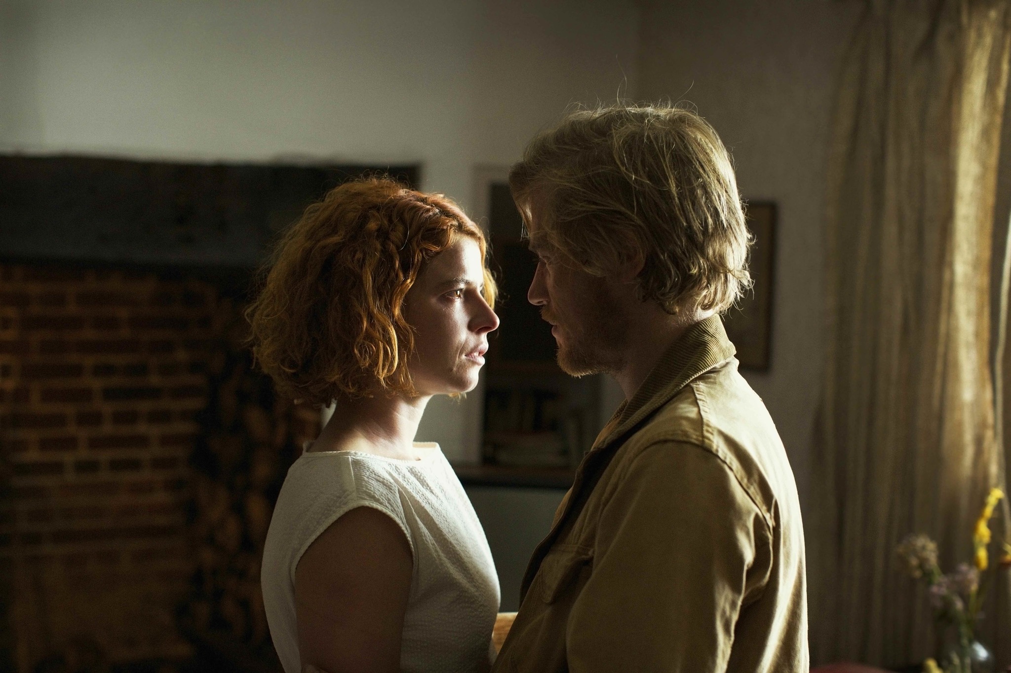 Johnny Flynn and Jessie Buckley in Beast (2017)