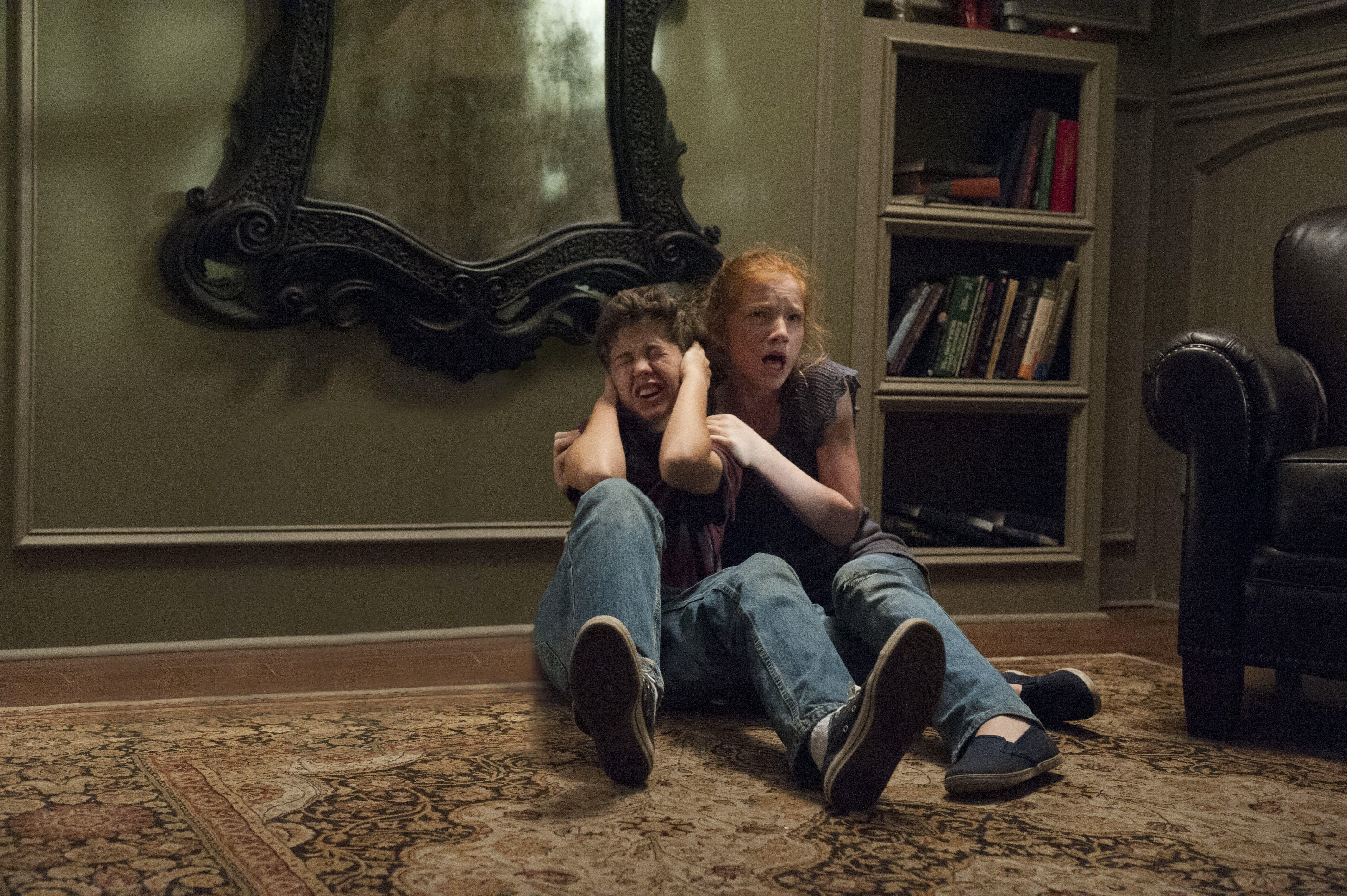 Garrett Ryan and Annalise Basso in Oculus (2013)