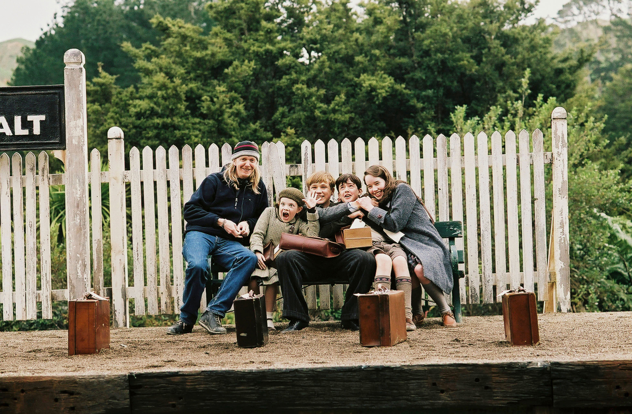 Andrew Adamson, William Moseley, Anna Popplewell, Skandar Keynes, and Georgie Henley in The Chronicles of Narnia: The Lion, the Witch and the Wardrobe (2005)