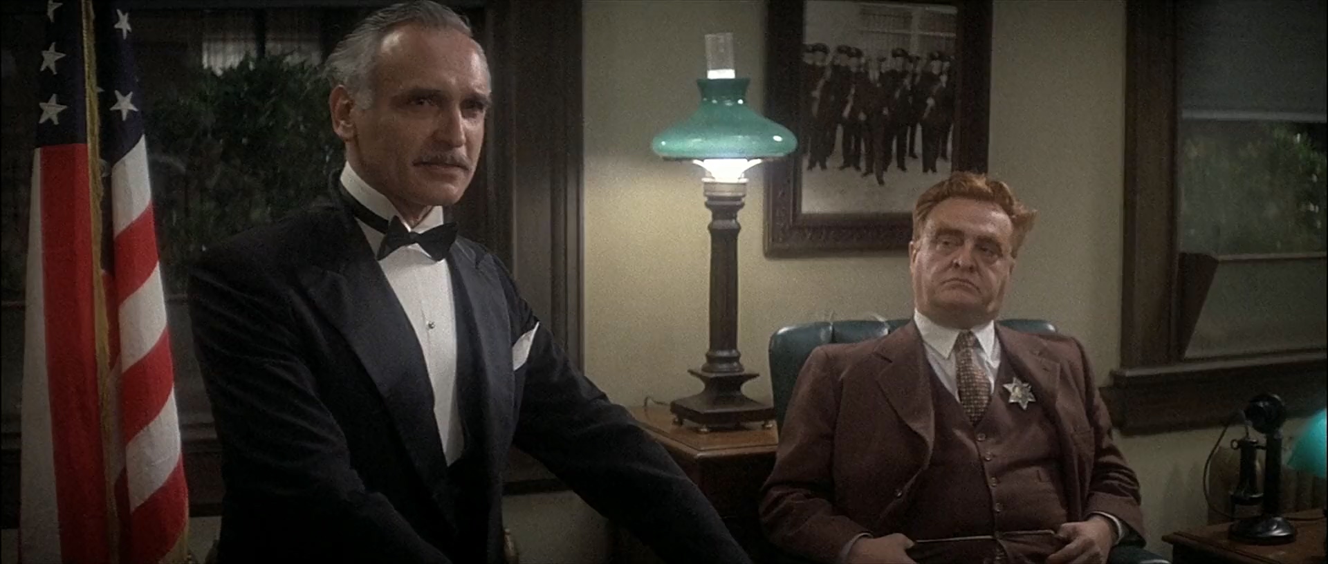 Vincent Gardenia and Harold Gould in The Front Page (1974)