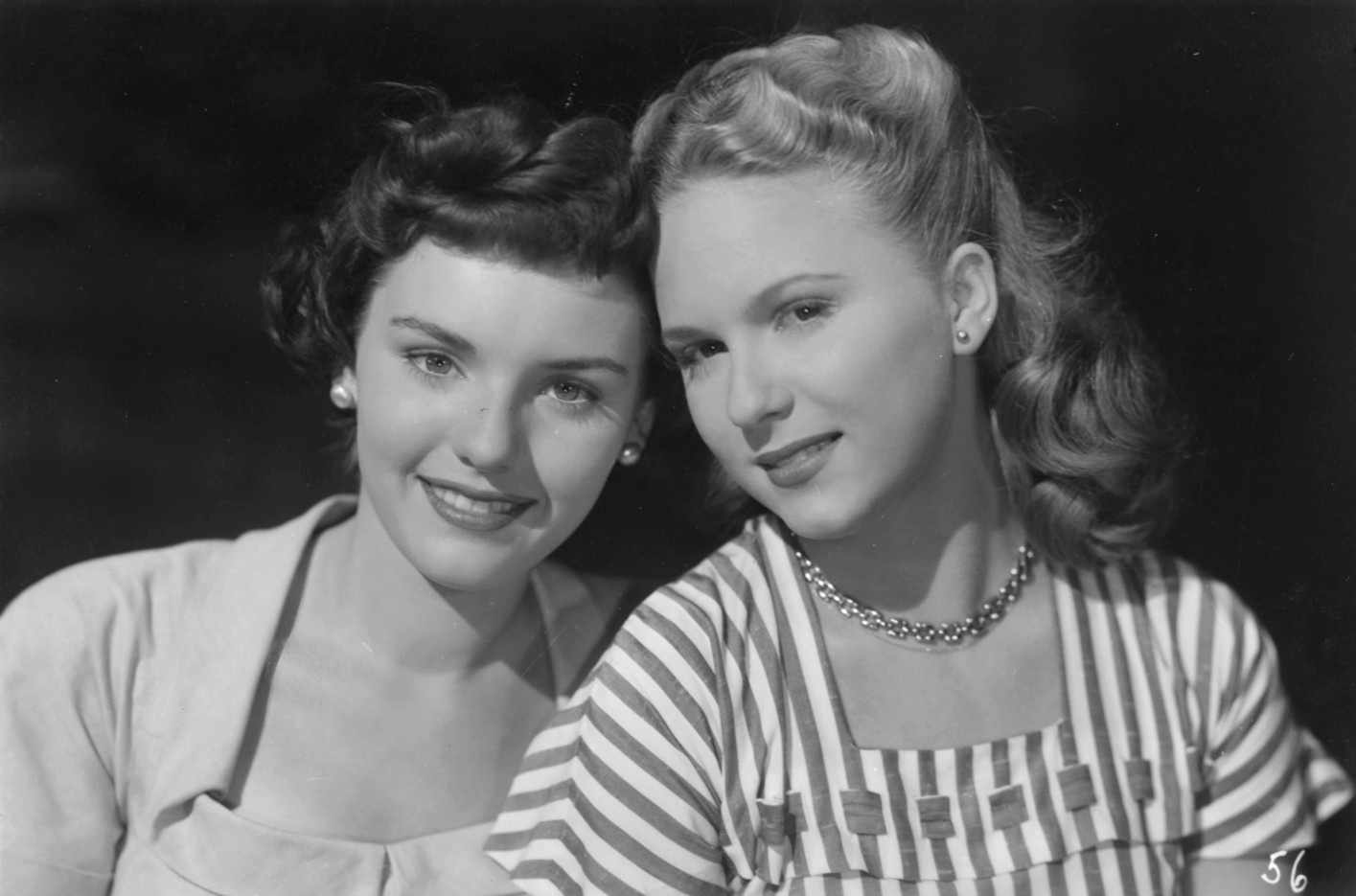 Susana Canales and Norma Giménez in Un pecado por mes (1949)