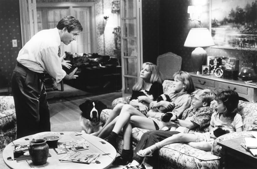 Charles Grodin, Bonnie Hunt, Nicholle Tom, Christopher Castile, Sarah Rose Karr, and Chris in Beethoven's 2nd (1993)