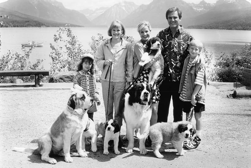 Charles Grodin, Bonnie Hunt, Nicholle Tom, Christopher Castile, Sarah Rose Karr, and Chris in Beethoven's 2nd (1993)