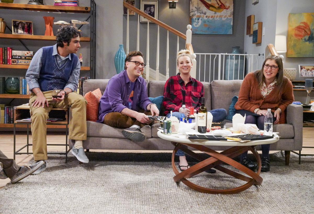 Mayim Bialik, Kaley Cuoco, Johnny Galecki, and Kunal Nayyar in The Big Bang Theory (2007)