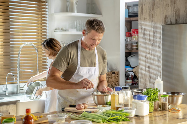 Marc Blucas and Autumn Reeser in Season for Love (2018)