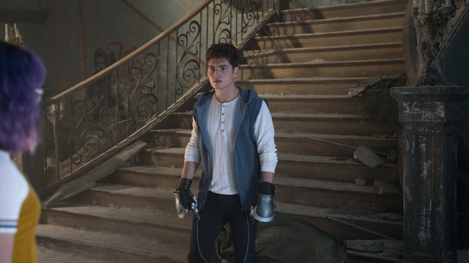 Gregg Sulkin and Ariela Barer in Runaways (2017)